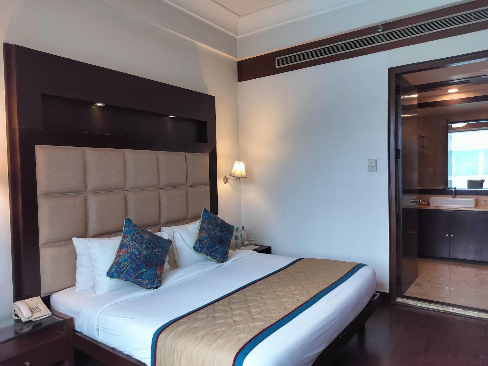 Bel-La Monde Hotel Nh8 At 6Km From Igi Airport Delhi New Delhi Exterior photo