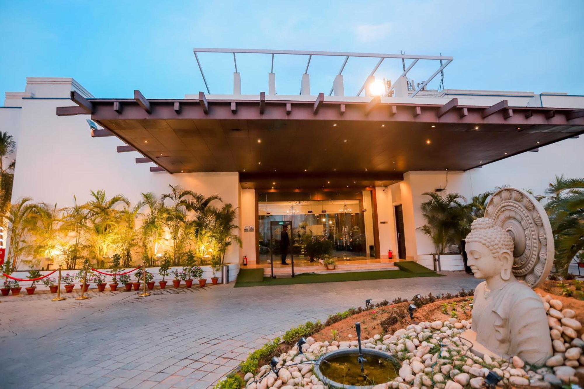 Bel-La Monde Hotel Nh8 At 6Km From Igi Airport Delhi New Delhi Exterior photo