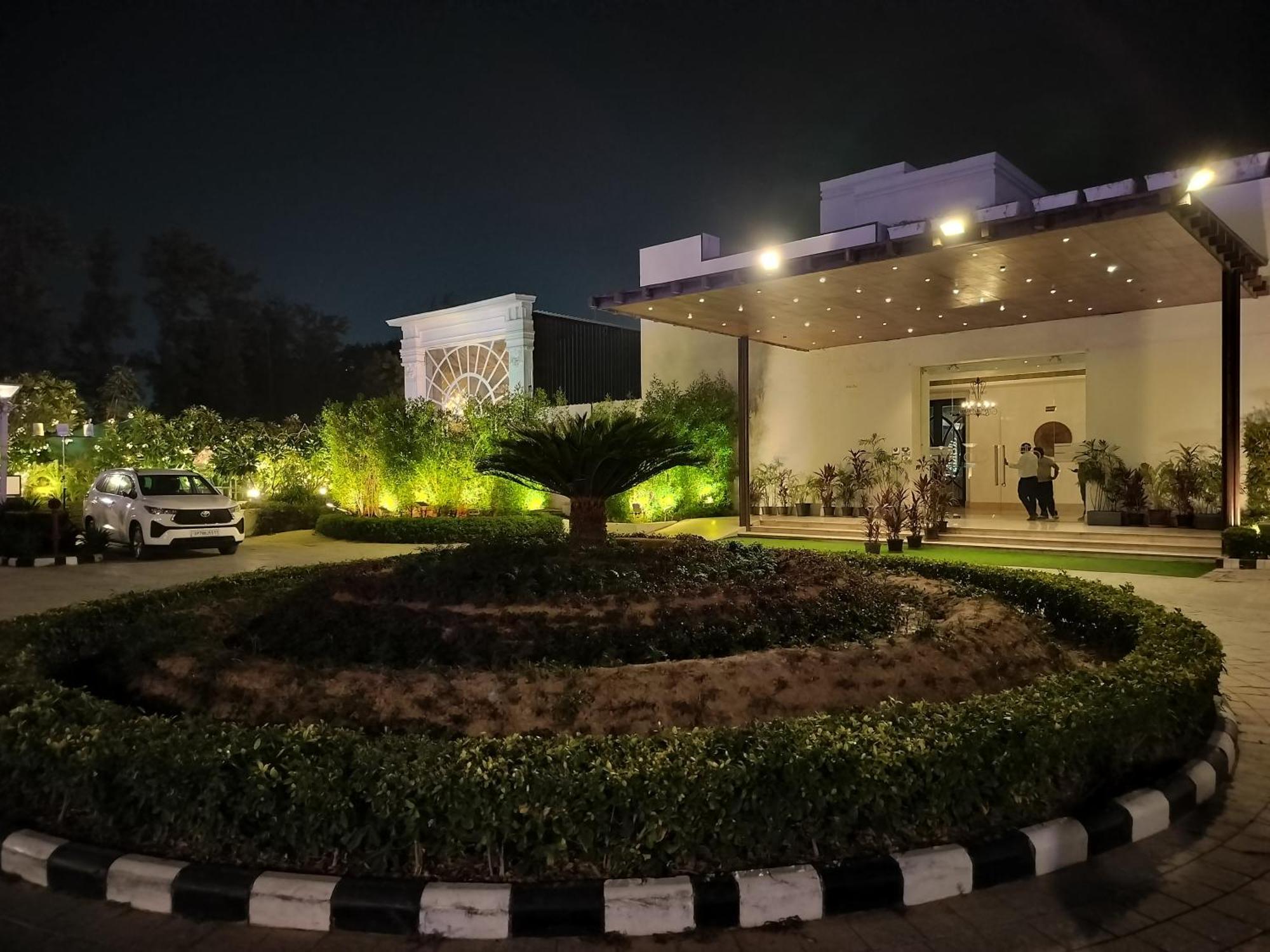 Bel-La Monde Hotel Nh8 At 6Km From Igi Airport Delhi New Delhi Exterior photo