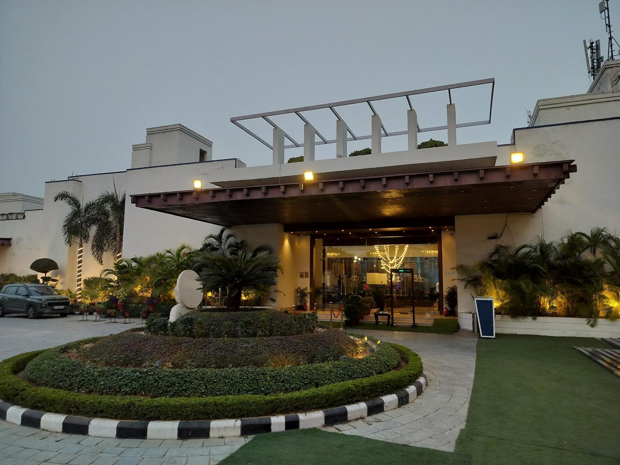 Bel-La Monde Hotel Nh8 At 6Km From Igi Airport Delhi New Delhi Exterior photo